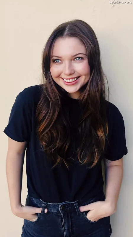 Sammi Hanratty photo 2 of 498