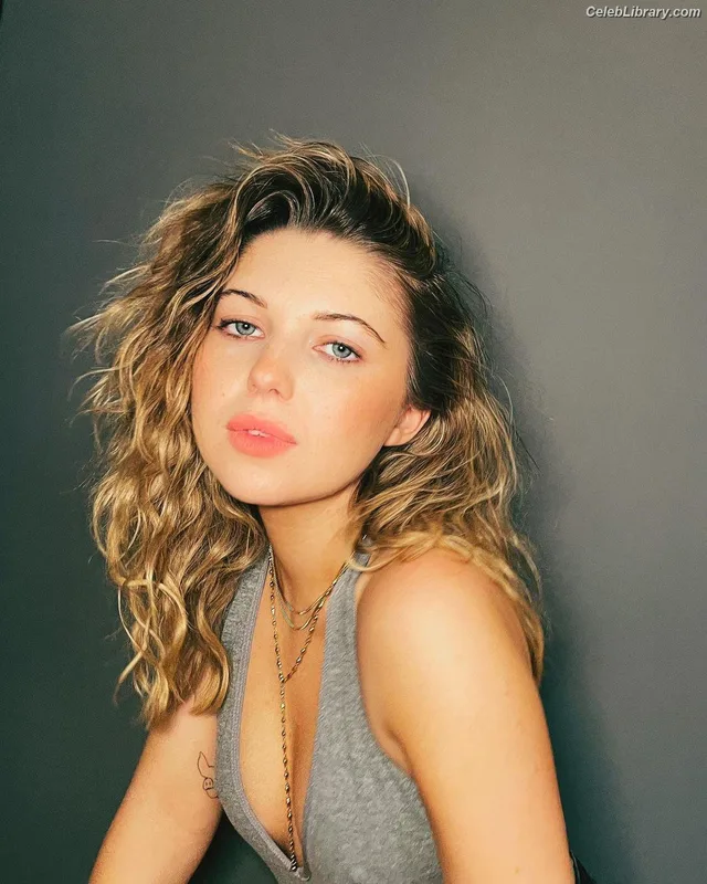 Sammi Hanratty photo 16 of 498