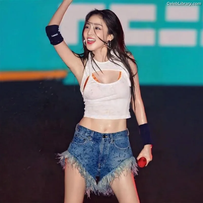 Sandara Park (2NE1) photo 10 of 40