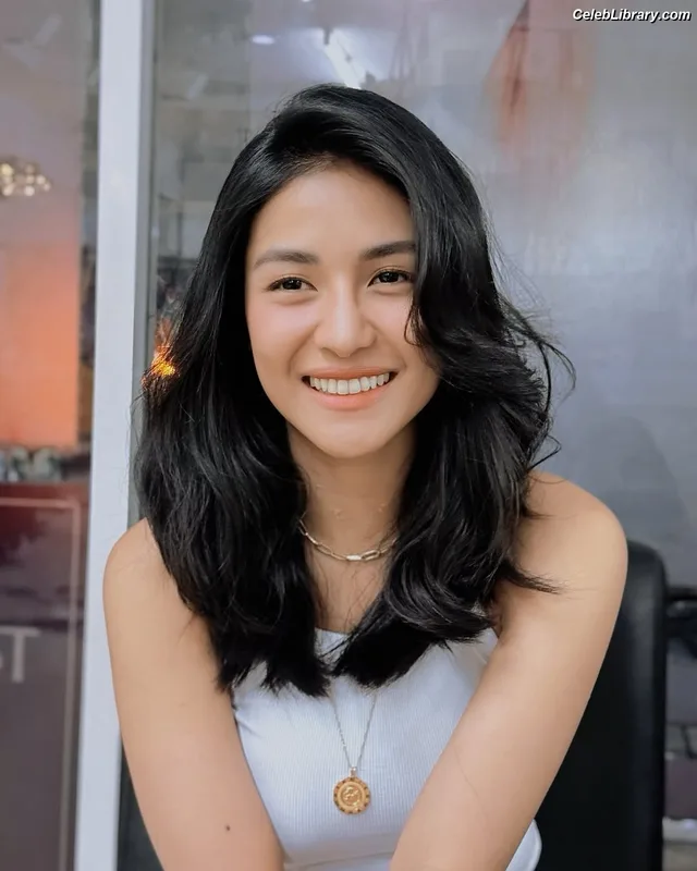 Sanya Lopez photo 2 of 4