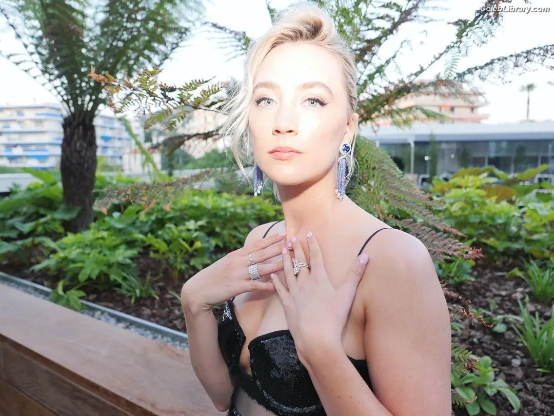 Saoirse Ronan photo 1 of 406