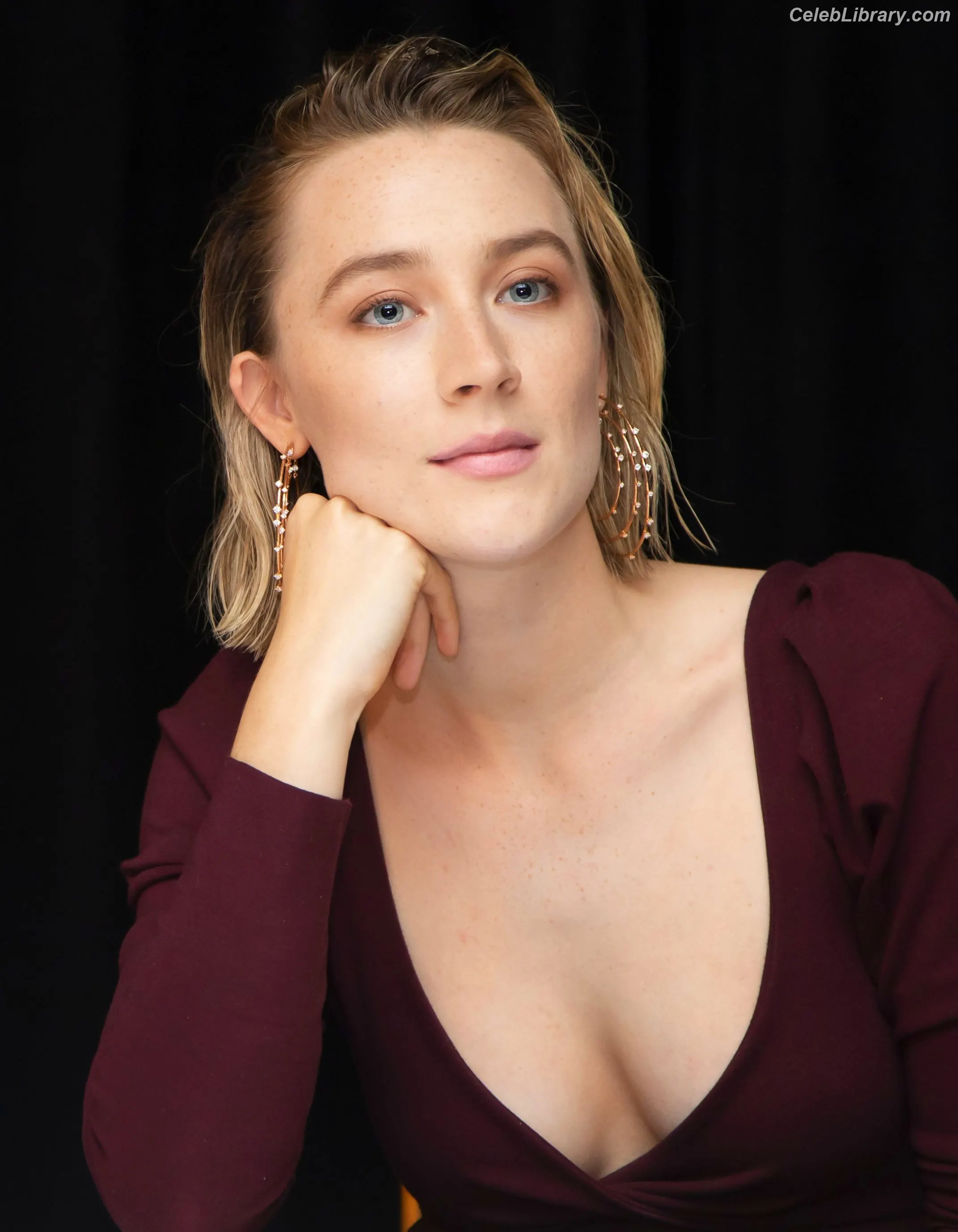 Saoirse Ronan photo 18 of 406