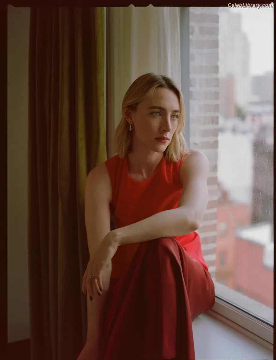 Saoirse Ronan photo 18 of 406
