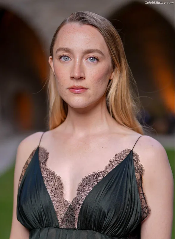 Saoirse Ronan photo 11 of 406