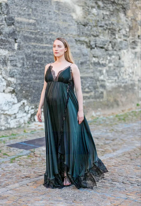 Saoirse Ronan photo 12 of 406