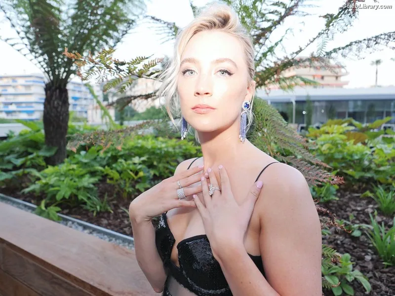 Saoirse Ronan photo 1 of 406