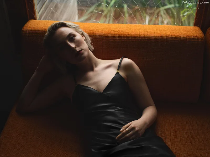 Saoirse Ronan photo 9 of 406