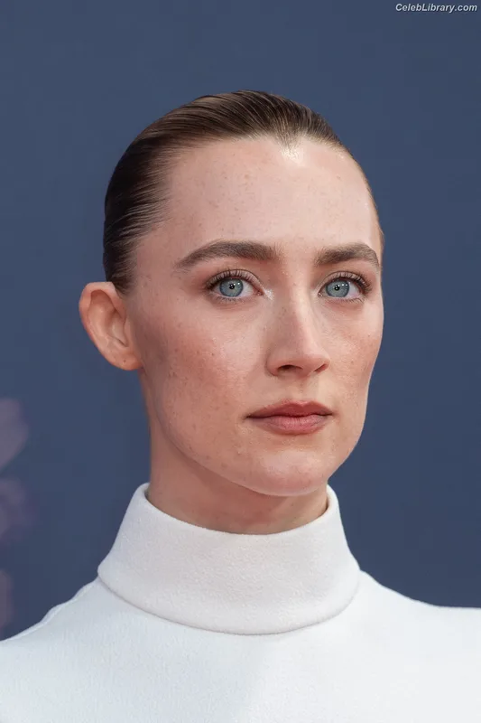 Saoirse Ronan photo 20 of 406