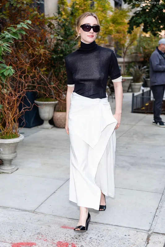 Saoirse Ronan photo 12 of 406