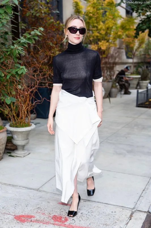 Saoirse Ronan photo 21 of 406