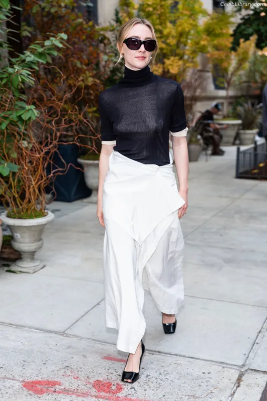 Saoirse Ronan photo 24 of 406