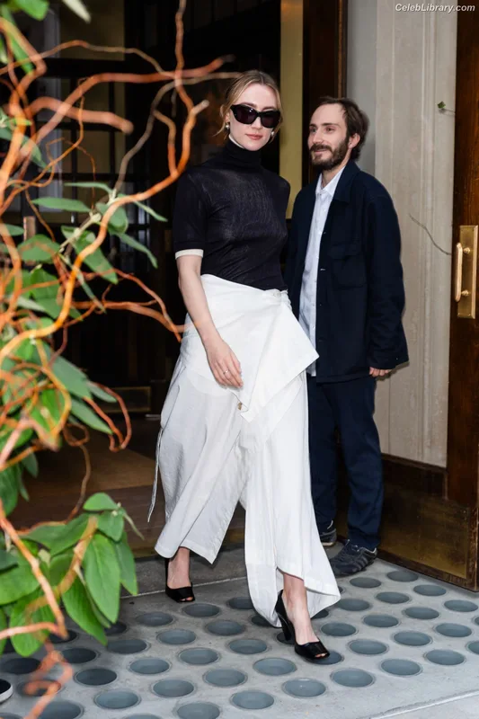 Saoirse Ronan photo 6 of 406
