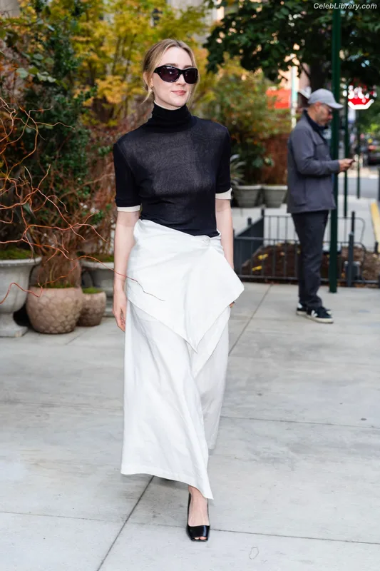 Saoirse Ronan photo 9 of 406