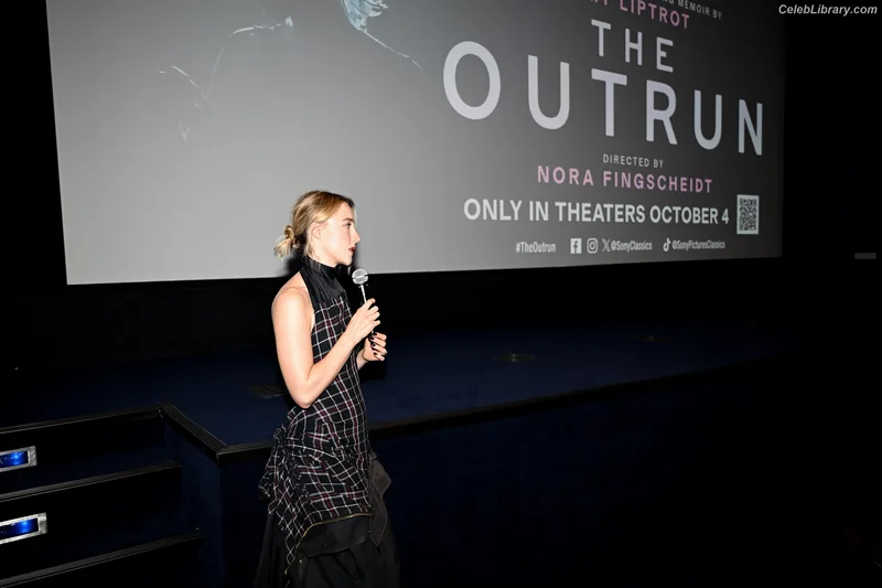 Saoirse Ronan photo 1 of 406