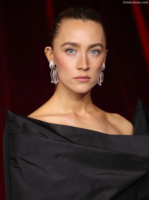 Saoirse Ronan photo 9 of 406