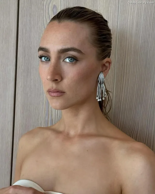 Saoirse Ronan photo 2 of 406