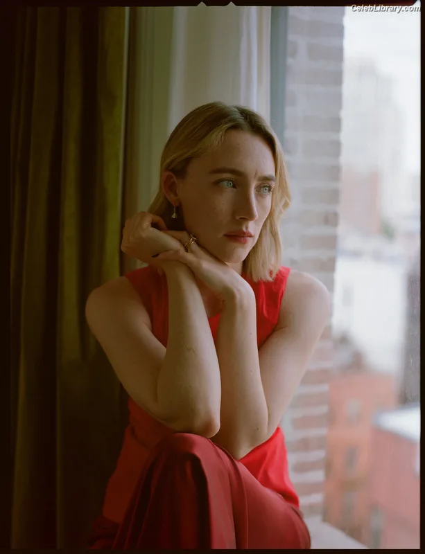 Saoirse Ronan photo 8 of 406