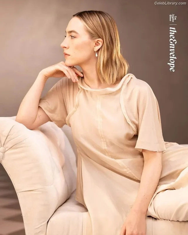Saoirse Ronan photo 9 of 406