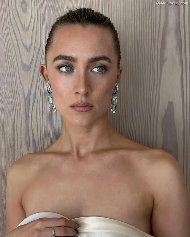Saoirse Ronan photo 17 of 406