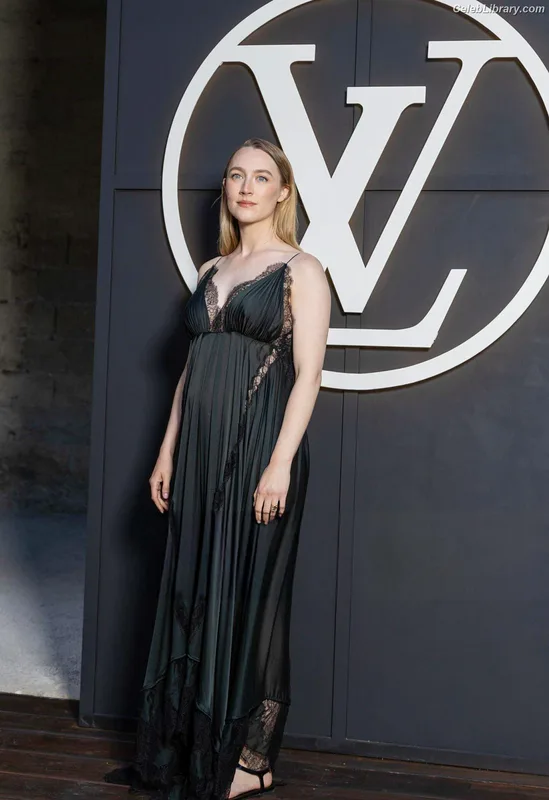 Saoirse Ronan photo 16 of 406