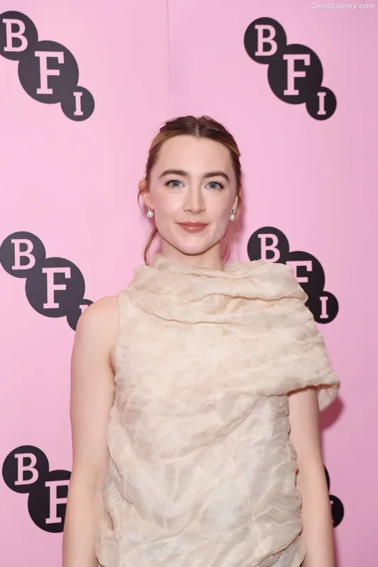 Saoirse Ronan photo 11 of 406