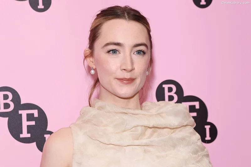 Saoirse Ronan photo 13 of 406