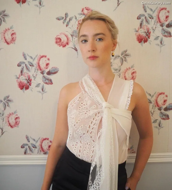 Saoirse Ronan photo 13 of 406