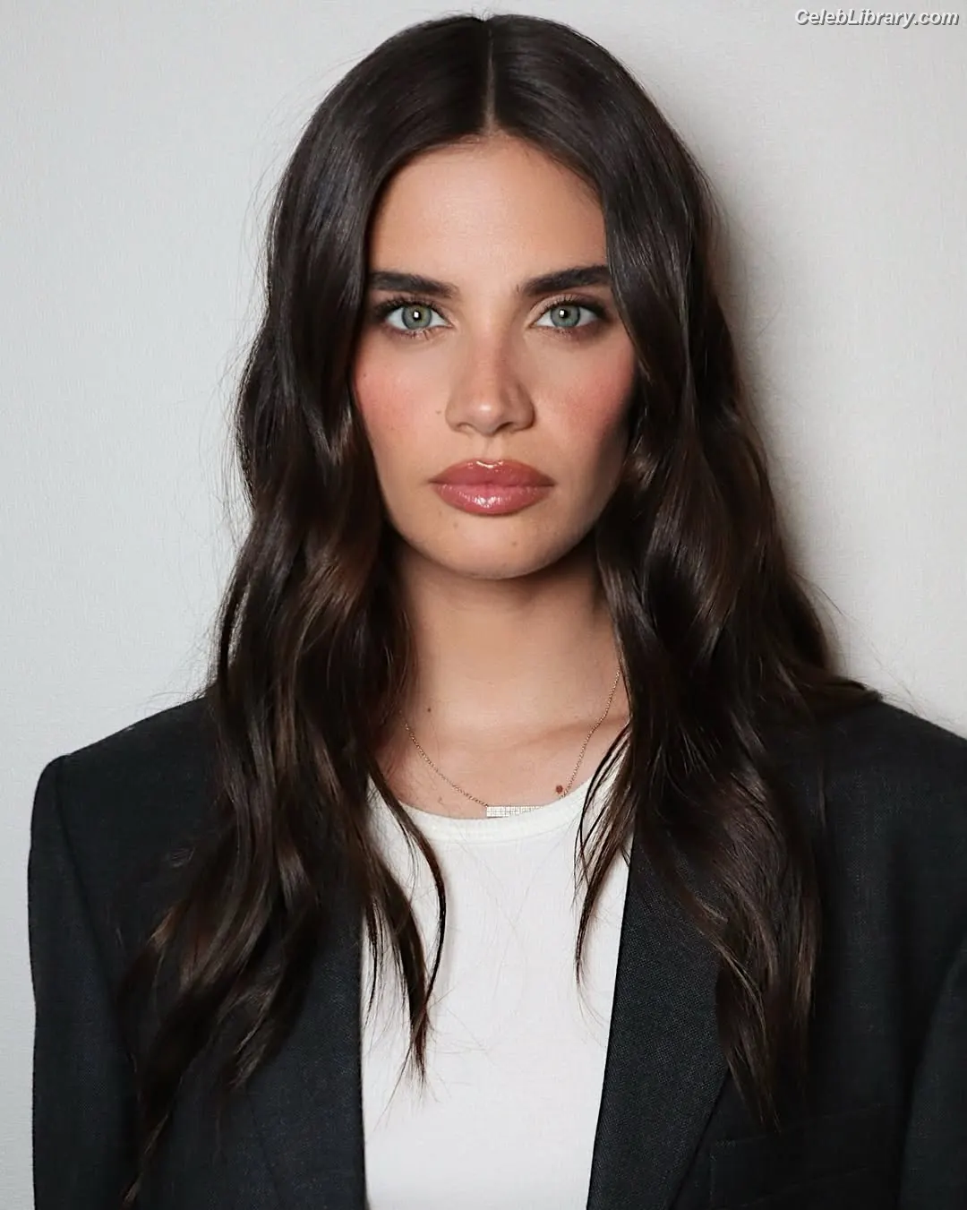 Sara Sampaio photo 4 of 489