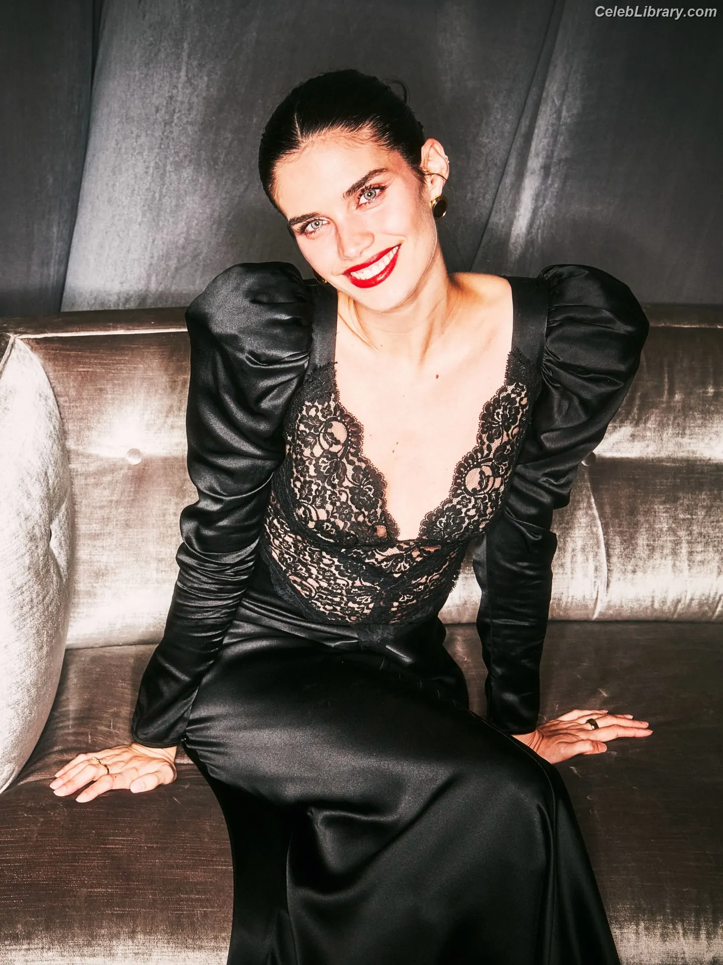 Sara Sampaio photo 16 of 489