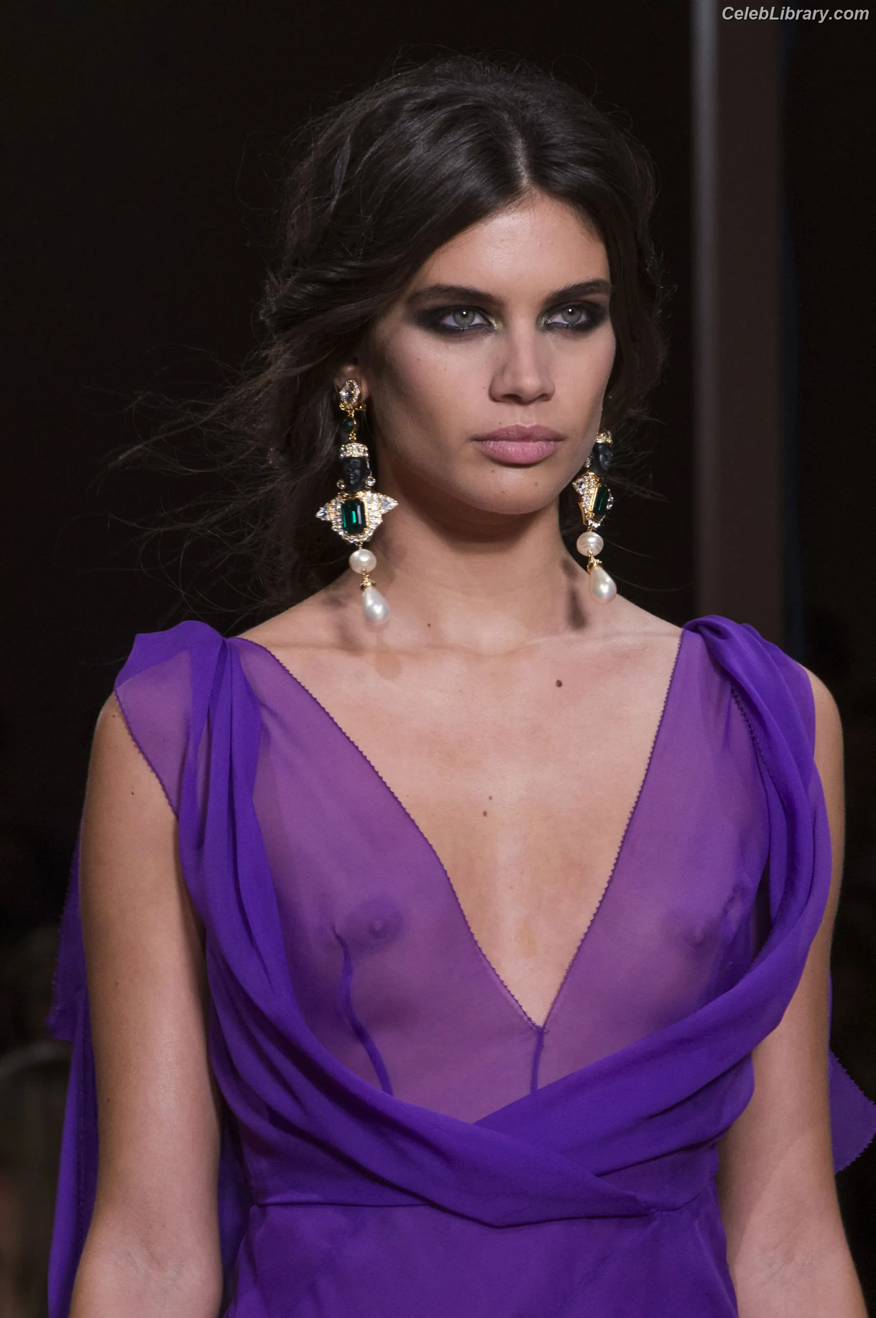 Sara Sampaio photo 17 of 489