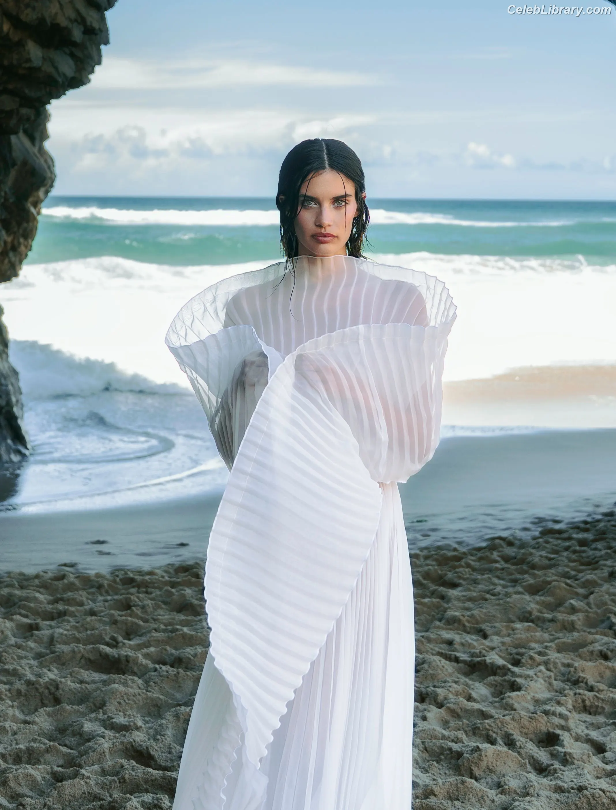 Sara Sampaio photo 3 of 489