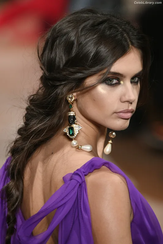 Sara Sampaio photo 1 of 488
