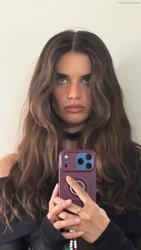 Sara Sampaio photo 6 of 488