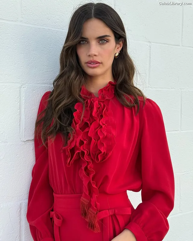 Sara Sampaio photo 7 of 488