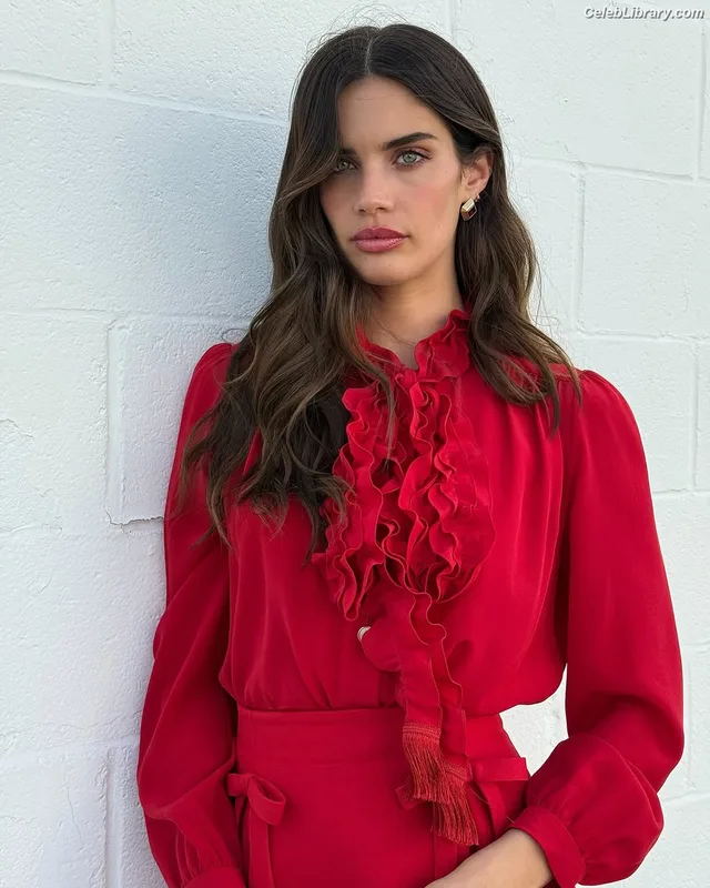 Sara Sampaio photo 8 of 488