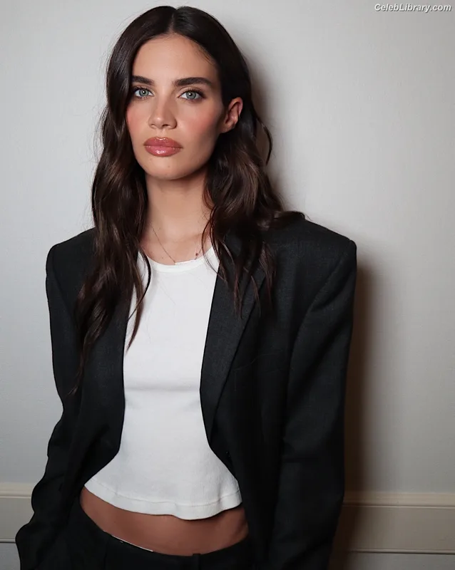 Sara Sampaio photo 1 of 488