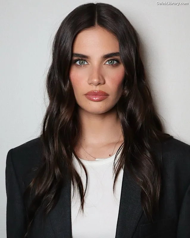 Sara Sampaio photo 2 of 488