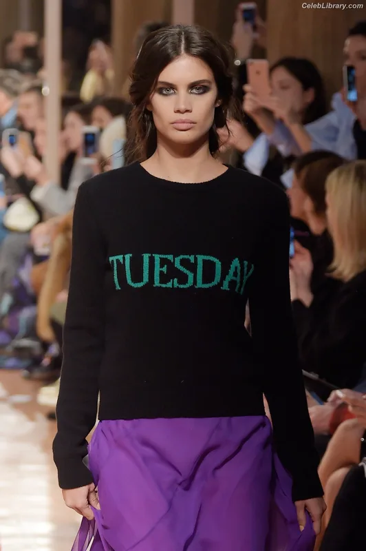 Sara Sampaio photo 1 of 488