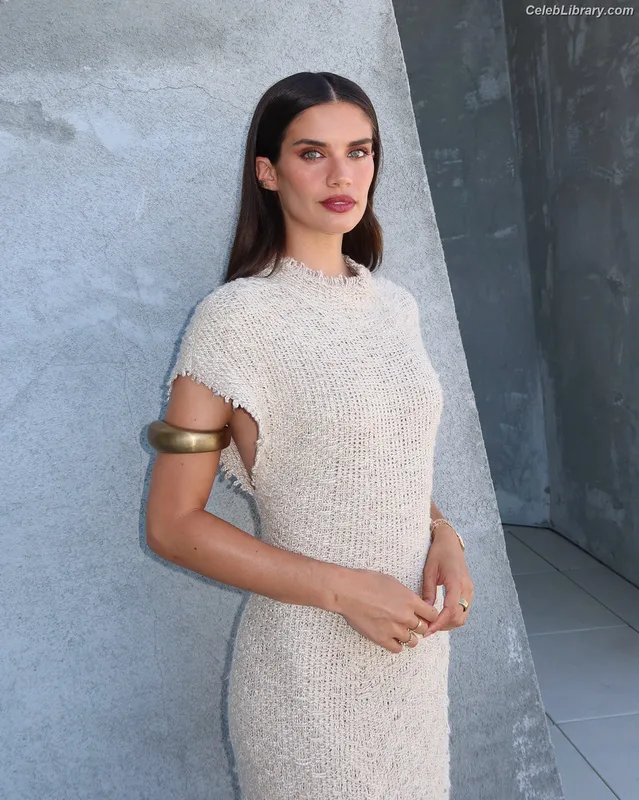 Sara Sampaio photo 10 of 488