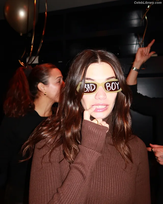 Sara Sampaio photo 15 of 488