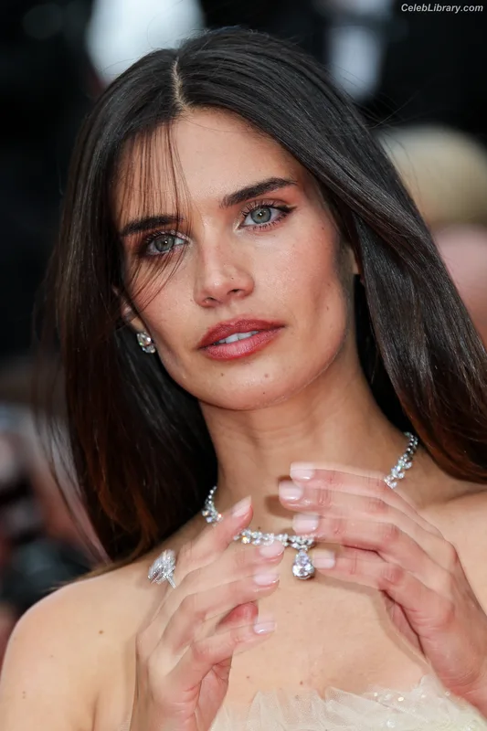 Sara Sampaio photo 14 of 488