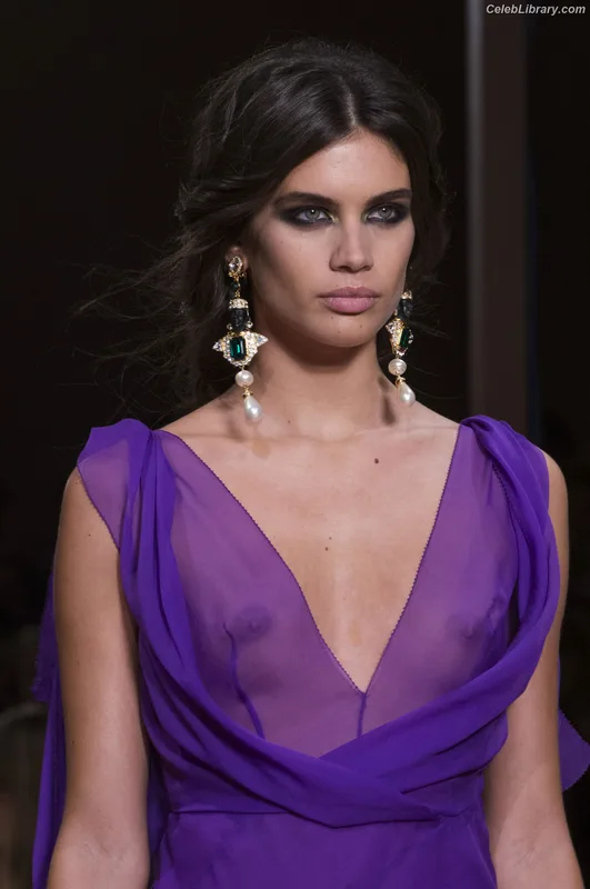 Sara Sampaio photo 15 of 488