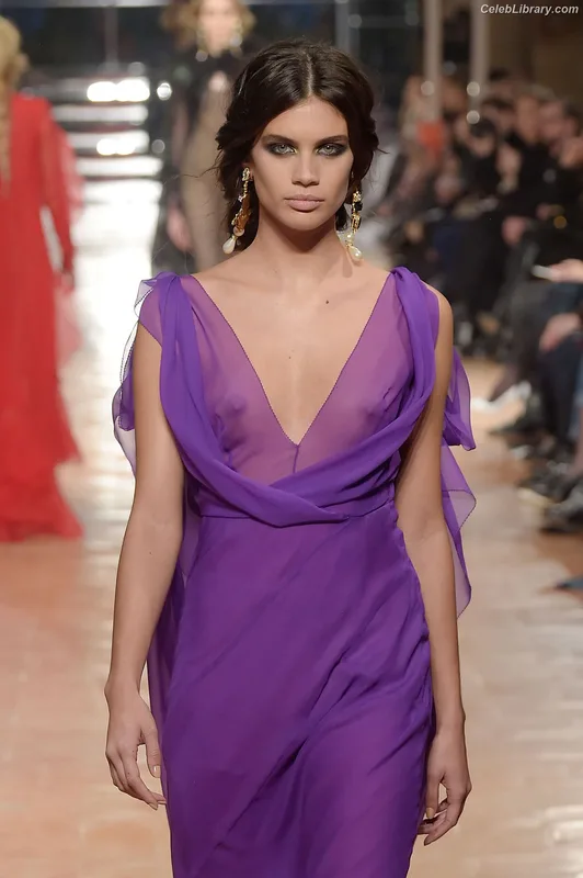 Sara Sampaio photo 17 of 488