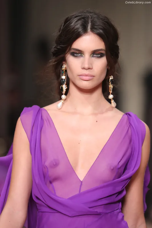 Sara Sampaio photo 1 of 488