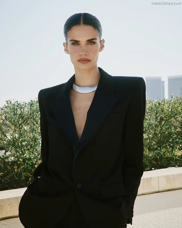 Sara Sampaio photo 7 of 488