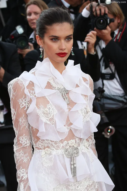 Sara Sampaio photo 14 of 488