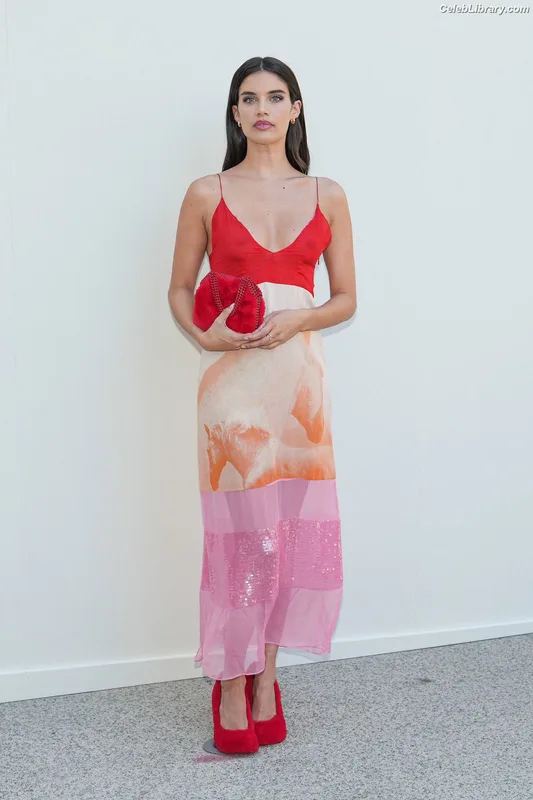 Sara Sampaio photo 3 of 488