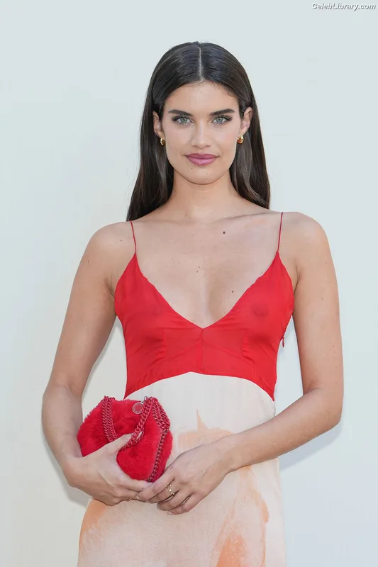 Sara Sampaio photo 5 of 488