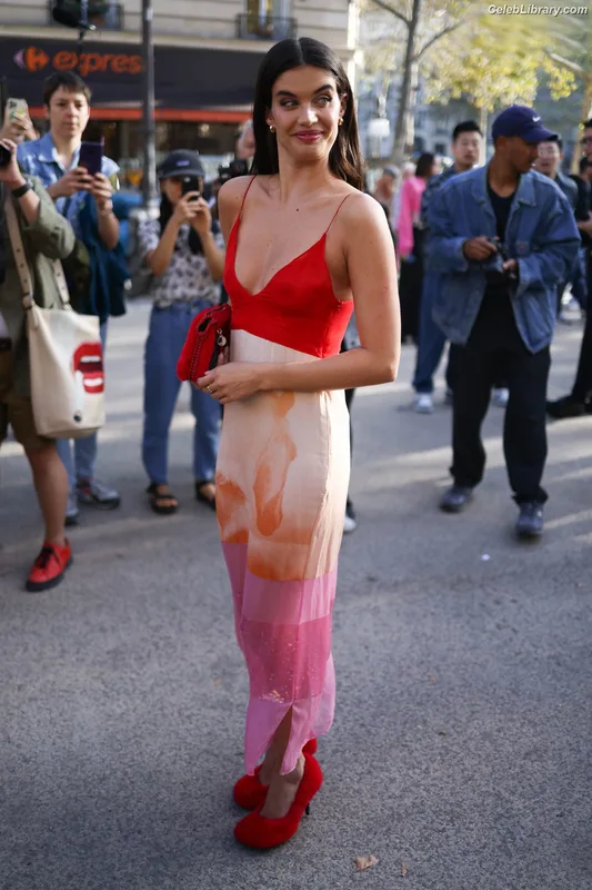 Sara Sampaio photo 11 of 488