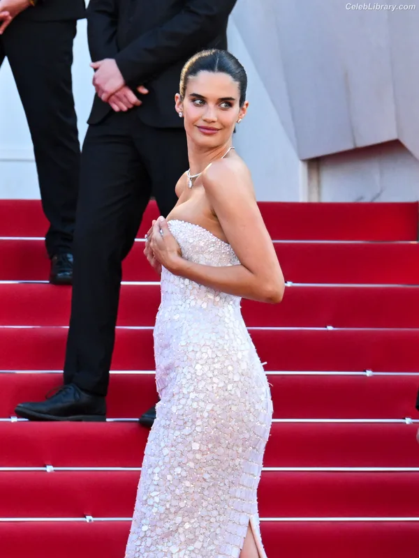 Sara Sampaio photo 5 of 488